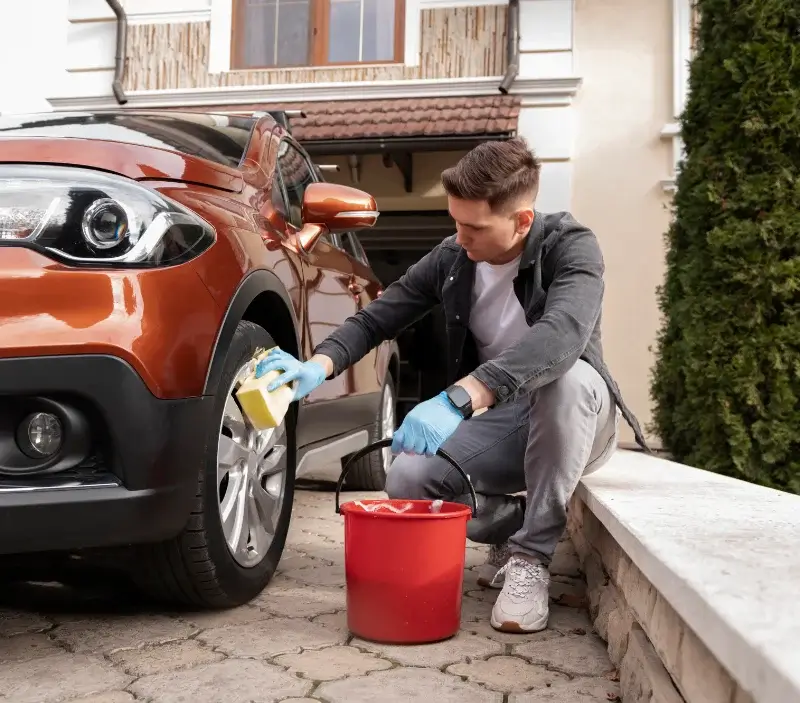 Lavage auto à domicile Noyelles-sur-Mer : professionnel intervenant sur un véhicule